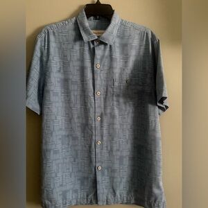 Tommy Bahama Light Blue 75% silk pattered button up beach shirt size medium
